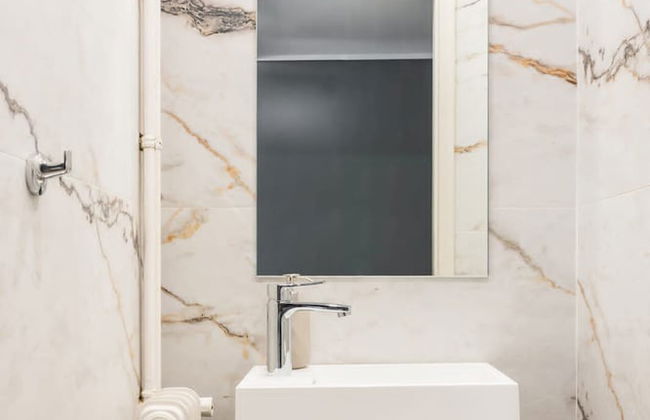 Spacious and Sunlit Seaside Flat - Photo 30