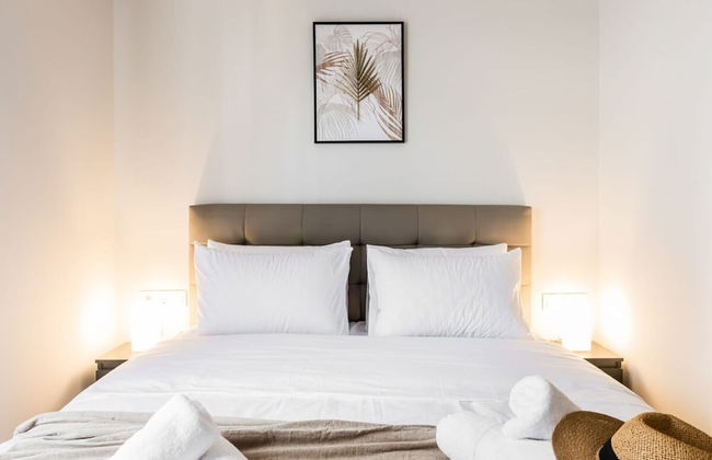 Spacious and Sunlit Seaside Flat - Photo 34