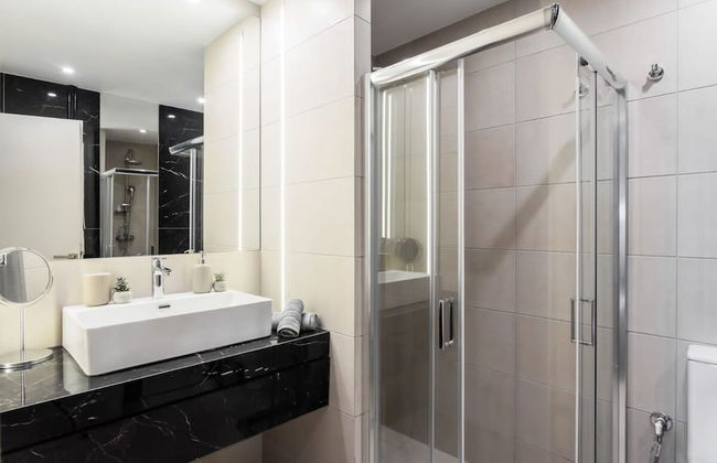 Spacious and Sunlit Seaside Flat - Photo 45