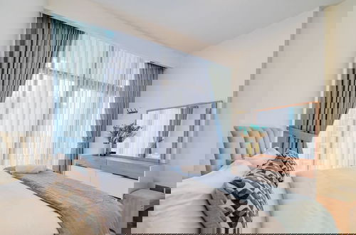 Foto 9 - Exquisite Living in Riviera One Bedroom