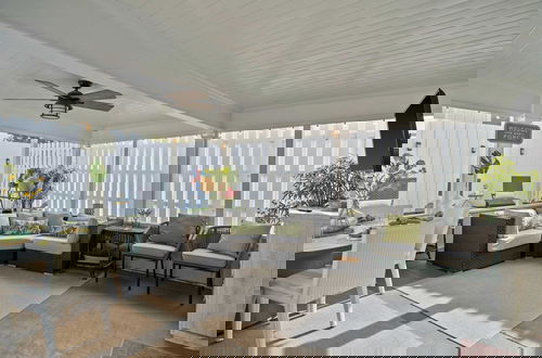 Foto 6 - Newly Renovated! 2-min Walk to the Beach The Coastal Cottage by Avantstay