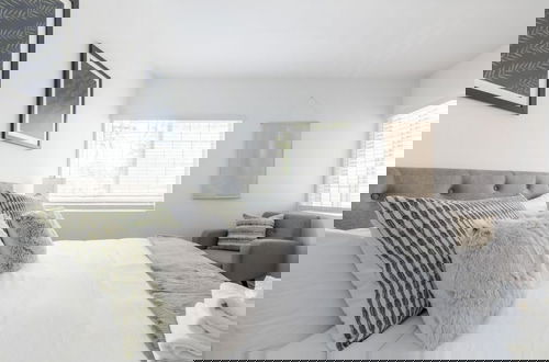 Foto 19 - Charming Spacious Home - Modern Comforts, Prime Location