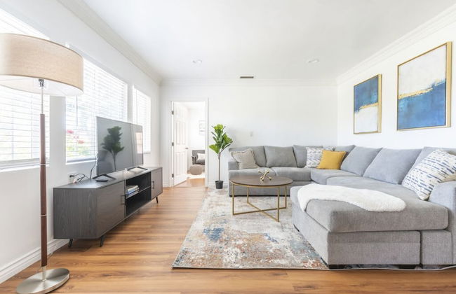 Charming Spacious Home - Modern Comforts, Prime Location - Photo 1