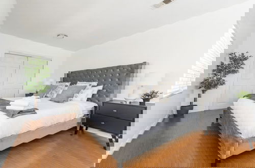 Foto 8 - Charming Spacious Home - Modern Comforts, Prime Location