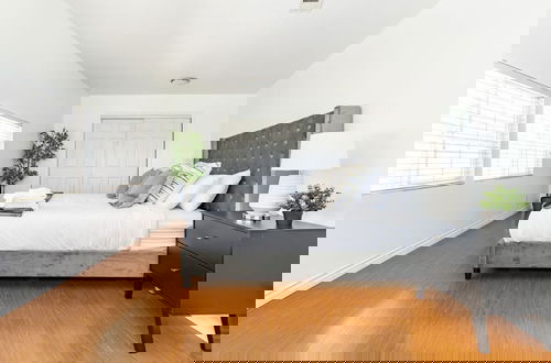 Foto 7 - Charming Spacious Home - Modern Comforts, Prime Location