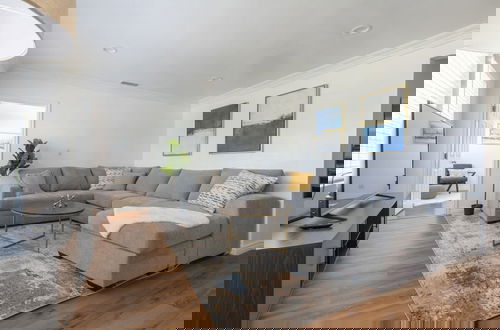 Foto 29 - Charming Spacious Home - Modern Comforts, Prime Location