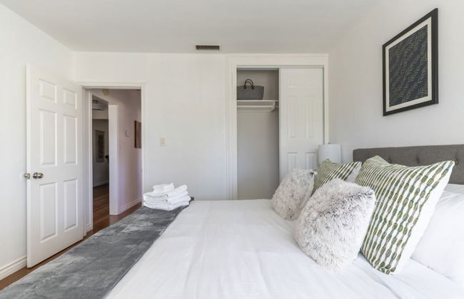 Charming Spacious Home - Modern Comforts, Prime Location - Photo 20