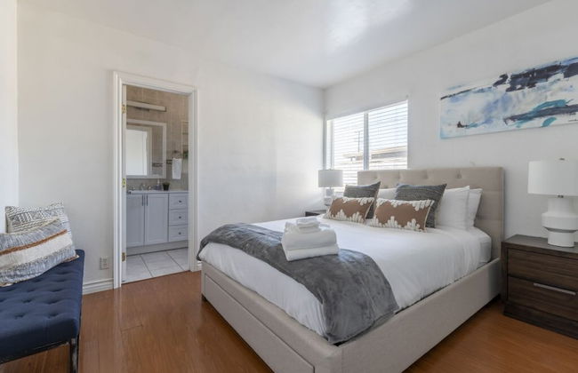 Charming Spacious Home - Modern Comforts, Prime Location - Photo 11