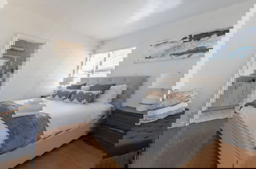 Foto 11 - Charming Spacious Home - Modern Comforts, Prime Location