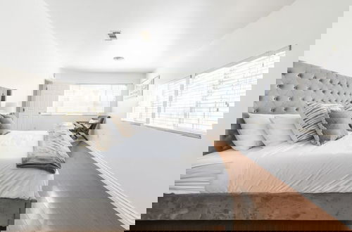 Foto 2 - Charming Spacious Home - Modern Comforts, Prime Location
