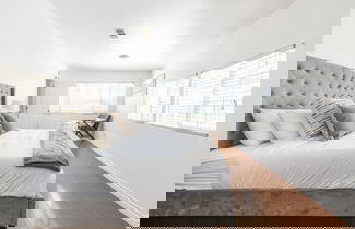 Foto 2 - Charming Spacious Home - Modern Comforts, Prime Location