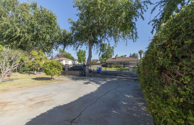 Charming Spacious Home - Modern Comforts, Prime Location - Photo 56