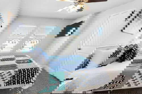Foto 6 - Modern 3-bedroom Townhouse Minutes From the Beach!