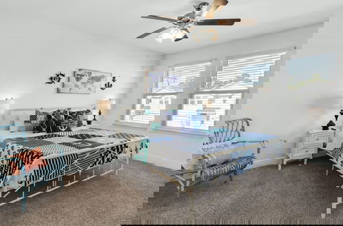 Foto 7 - Modern 3-bedroom Townhouse Minutes From the Beach!