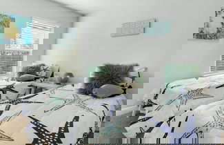 Foto 3 - Modern 3-bedroom Townhouse Minutes From the Beach!