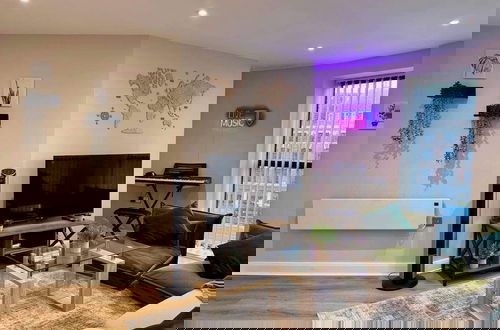 Foto 8 - Modern City Apartment - Sleeps 4 & Walk to Arena