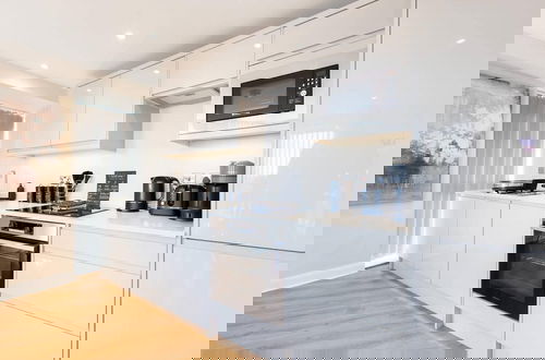 Foto 6 - Modern City Apartment - Sleeps 4 & Walk to Arena