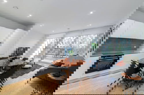 Photo 11 - Luxurious Riverside Apartment in Central London
