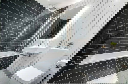 Photo 12 - Luxurious Riverside Apartment in Central London