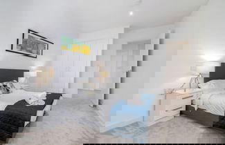 Photo 2 - Luxurious Riverside Apartment in Central London