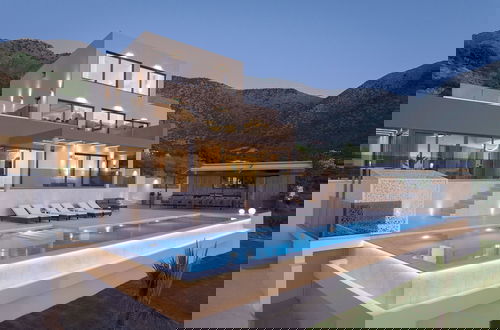 Foto 19 - Luxurious Villa Dias With Tennis Court by Estia