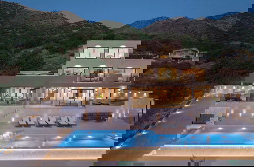 Foto 20 - Luxurious Villa Dias With Tennis Court by Estia