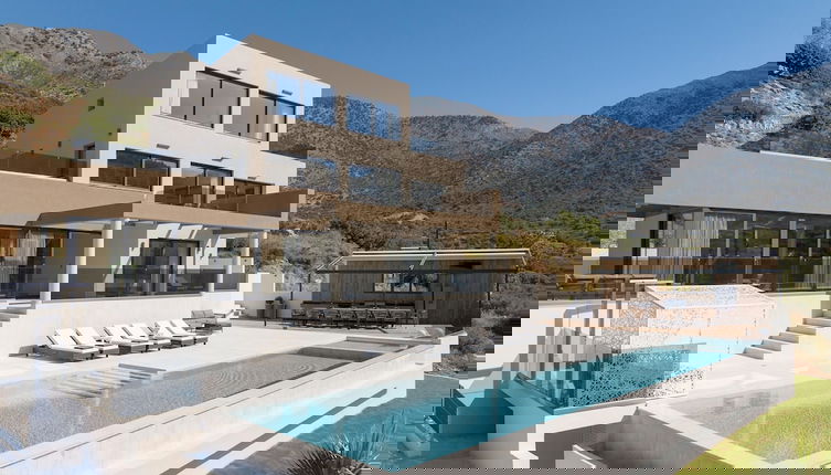 Foto 1 - Luxurious Villa Dias With Tennis Court by Estia