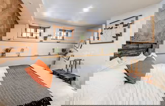 Foto 2 - Majestic 3-Bedroom Designer Apartment