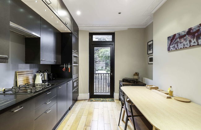 Stylish Kings Cross Apartment With Garden Retreat - Photo 11