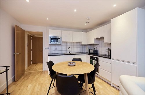 Photo 3 - The Limehouse Cut Place - Spacious 2bdr Flat With Balcony