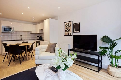 Photo 12 - The Limehouse Cut Place - Spacious 2bdr Flat With Balcony