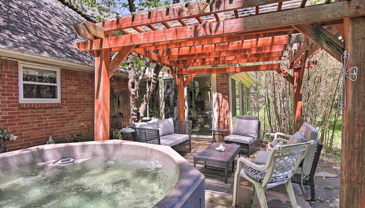 Foto 1 - Private Home W/hot Tub & Patio Near Downtown Tulsa