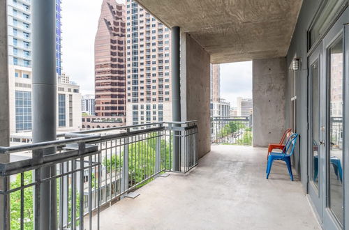 Photo 7 - Austin Astonishing 2BD 2BA Downtown Apartment