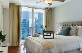 Photo 2 - Luxury 2BR Condo at 37th F in Brickell