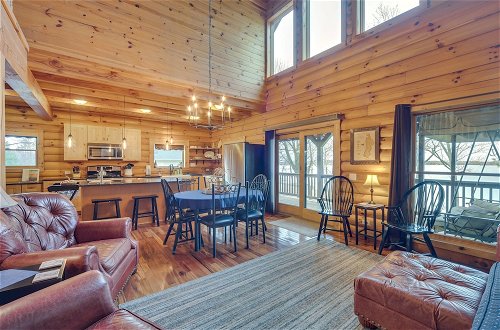 Foto 7 - Modern Log Cabin w/ Rec Room, Steps to Lake