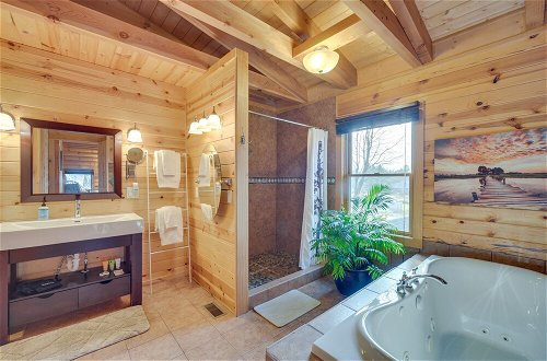 Foto 45 - Modern Log Cabin w/ Rec Room, Steps to Lake