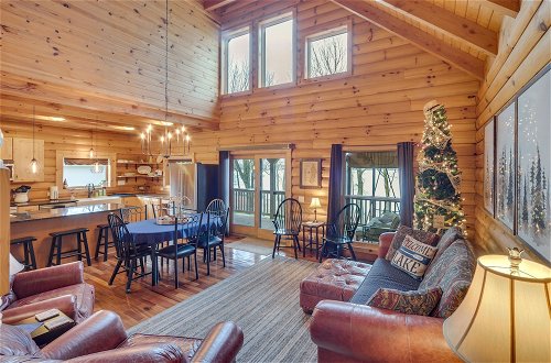 Foto 11 - Modern Log Cabin w/ Rec Room, Steps to Lake