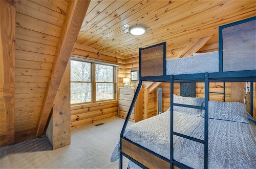 Foto 43 - Modern Log Cabin w/ Rec Room, Steps to Lake