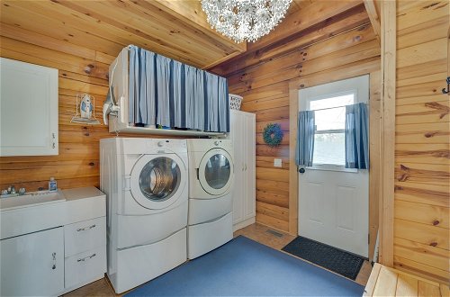 Foto 10 - Modern Log Cabin w/ Rec Room, Steps to Lake