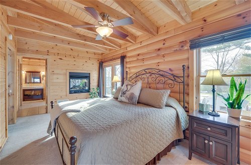 Foto 34 - Modern Log Cabin w/ Rec Room, Steps to Lake