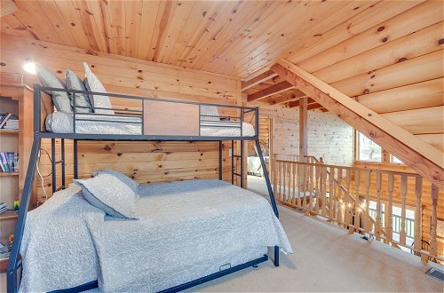 Foto 39 - Modern Log Cabin w/ Rec Room, Steps to Lake