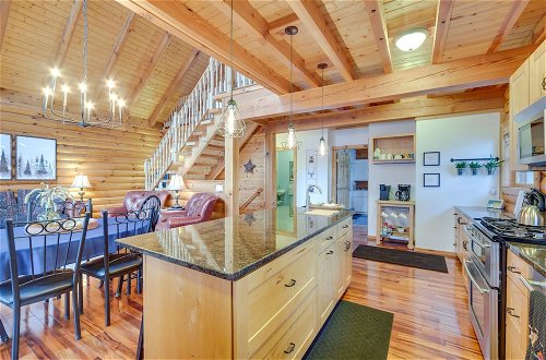 Foto 17 - Modern Log Cabin w/ Rec Room, Steps to Lake