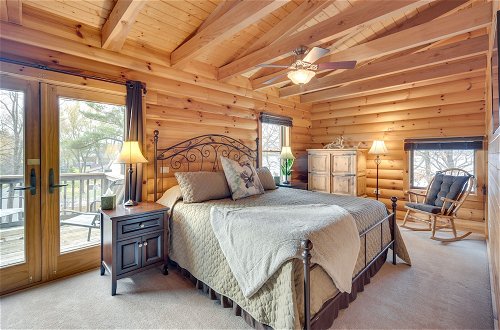 Foto 31 - Modern Log Cabin w/ Rec Room, Steps to Lake