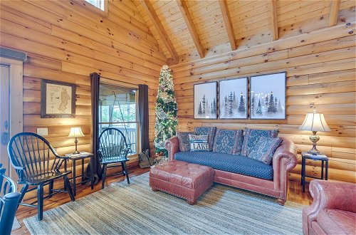 Foto 21 - Modern Log Cabin w/ Rec Room, Steps to Lake