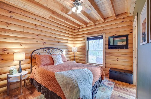Foto 28 - Modern Log Cabin w/ Rec Room, Steps to Lake