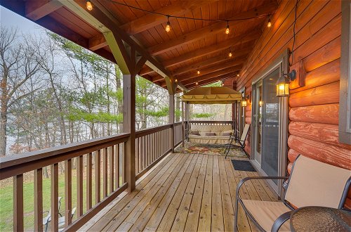 Foto 32 - Modern Log Cabin w/ Rec Room, Steps to Lake