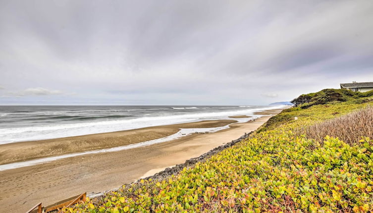 Photo 1 - Lincoln Beach Condo w/ Balcony + Ocean Views