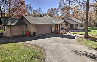 Foto 1 - Cabin w/ Fire Pit & Movie Room, 1 Mi to Lake