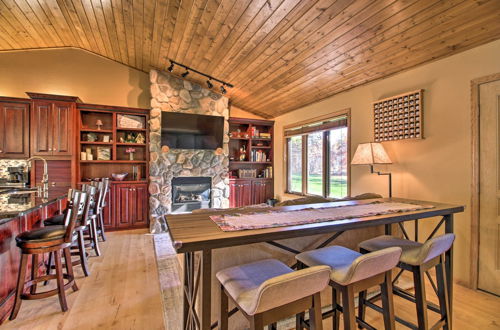 Foto 4 - Cabin w/ Fire Pit & Movie Room, 1 Mi to Lake