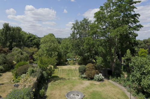 Photo 10 - Amazing Spacious 5 Bed House Wimbledon